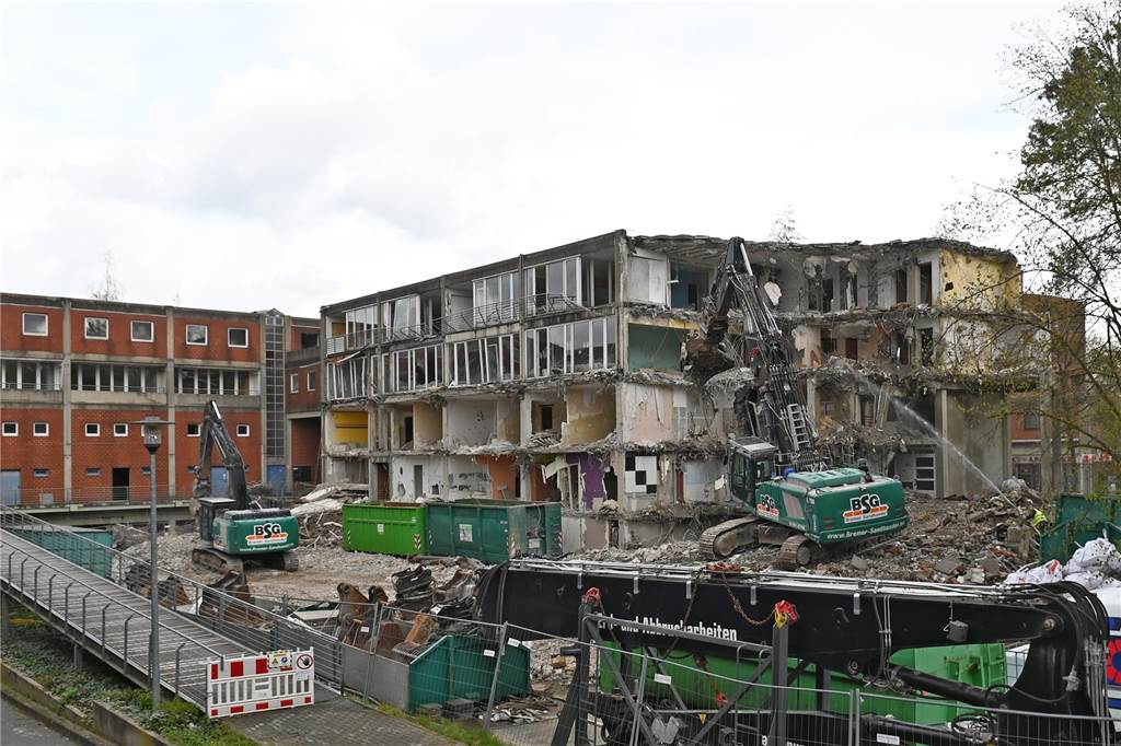 Wulfener Markt wird abgerissen: Bagger fressen sich immer weiter durch den Beton