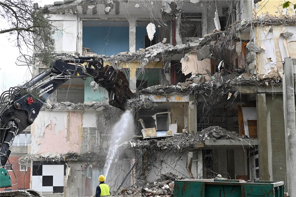 Wulfener Markt wird abgerissen: Bagger fressen sich immer weiter durch den Beton