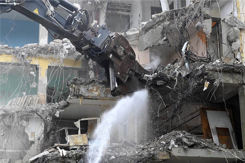 Wulfener Markt wird abgerissen: Bagger fressen sich immer weiter durch den Beton