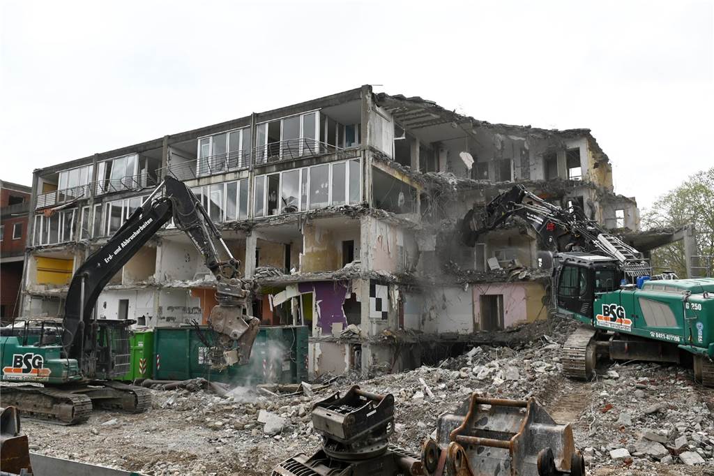 Wulfener Markt wird abgerissen: Bagger fressen sich immer weiter durch den Beton
