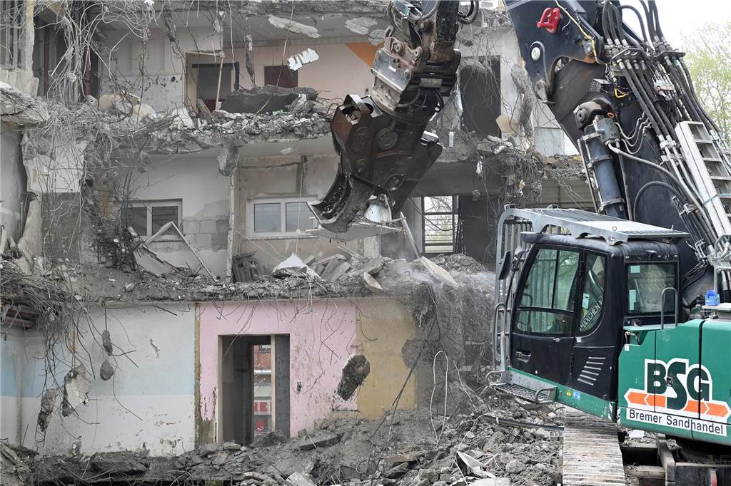 Wulfener Markt wird abgerissen: Bagger fressen sich immer weiter durch den Beton