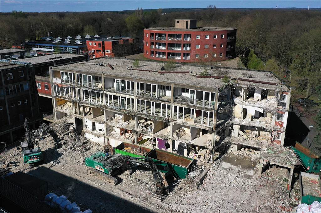 Wulfener Markt wird abgerissen: Bagger fressen sich immer weiter durch den Beton
