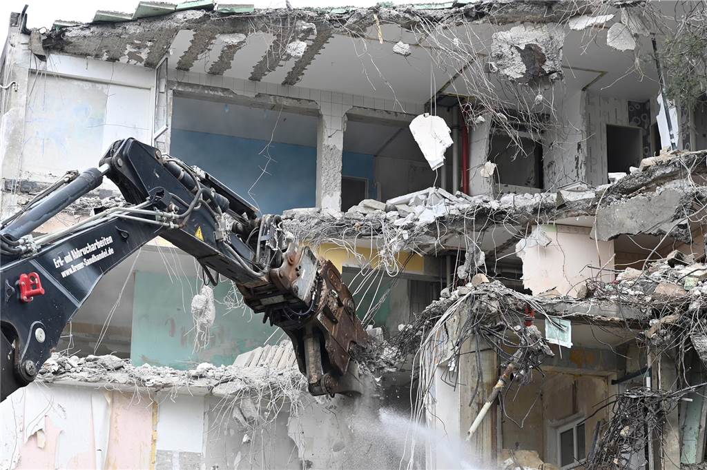 Wulfener Markt wird abgerissen: Bagger fressen sich immer weiter durch den Beton
