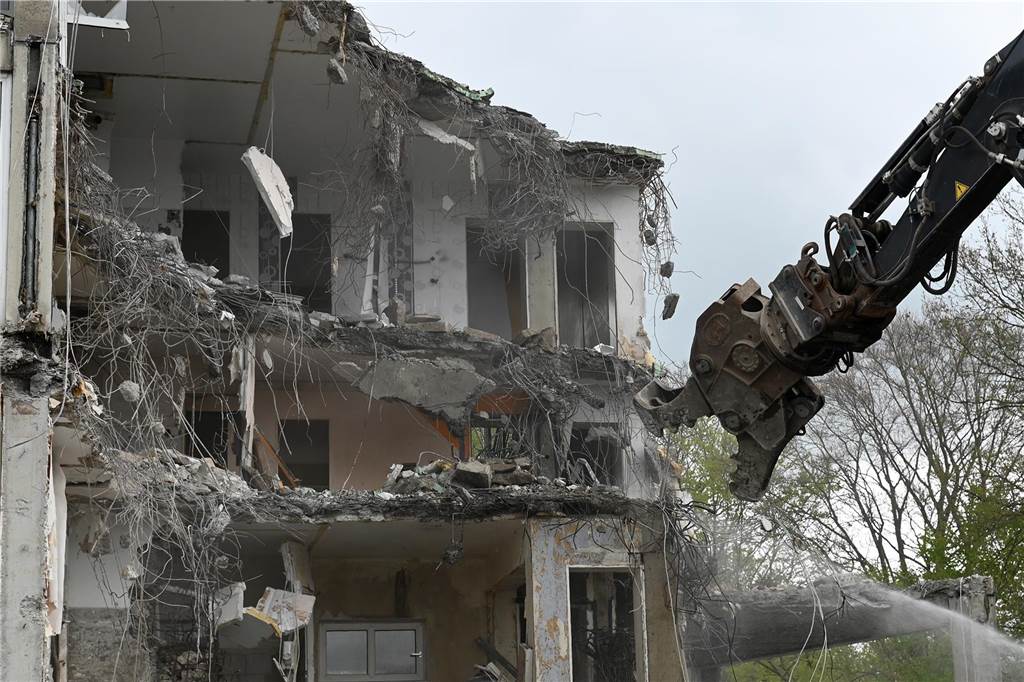 Wulfener Markt wird abgerissen: Bagger fressen sich immer weiter durch den Beton
