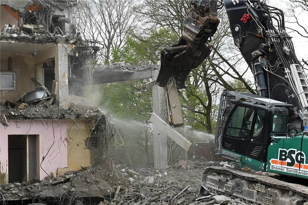 Wulfener Markt wird abgerissen: Bagger fressen sich immer weiter durch den Beton