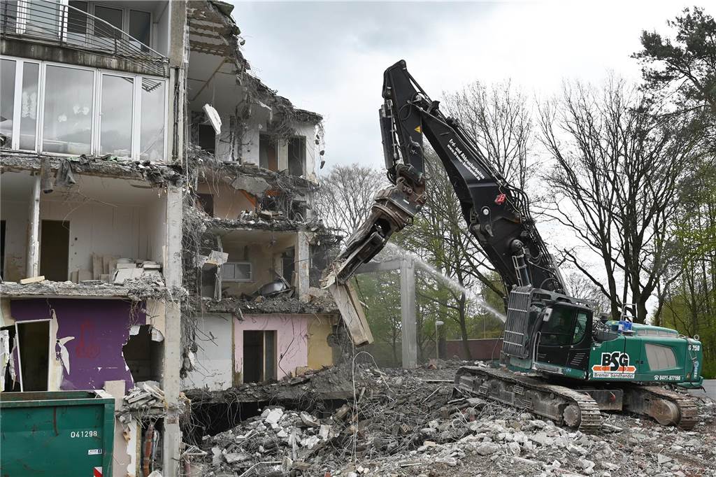 Wulfener Markt wird abgerissen: Bagger fressen sich immer weiter durch den Beton