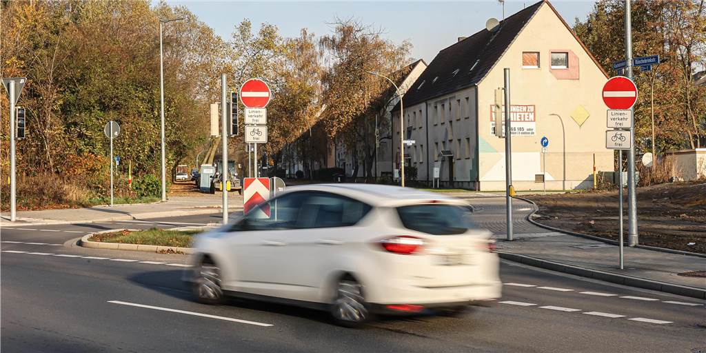 Umleitung an der Rüschebrinkstraße im Video: „Stand schon 40 Minuten hier“ Pro Weg werden 1,7 Kilometer Umweg fällig, um zur B236 zu kommen.