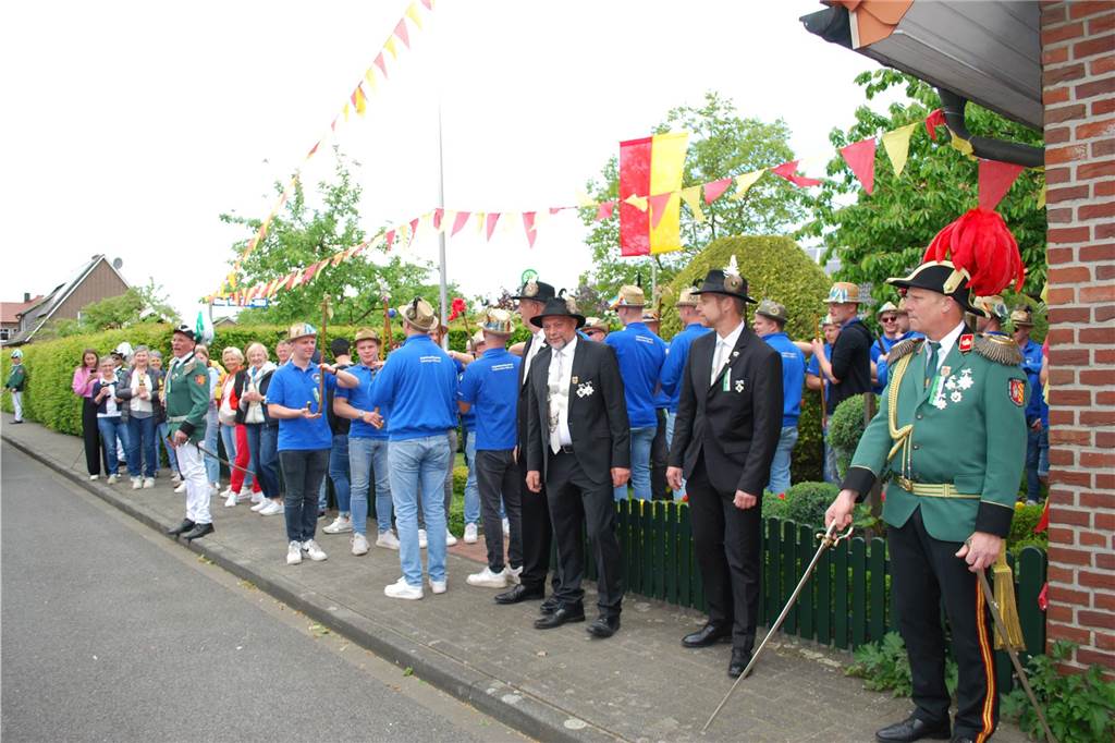 Fotostrecke vom Vogelschießen des Heimat- und Schützenvereins: Heeker bejubeln neuen König