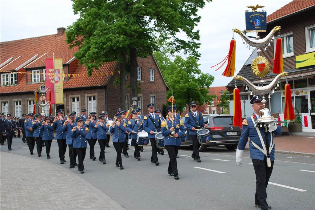 Fotostrecke vom Vogelschießen des Heimat- und Schützenvereins: Heeker bejubeln neuen König