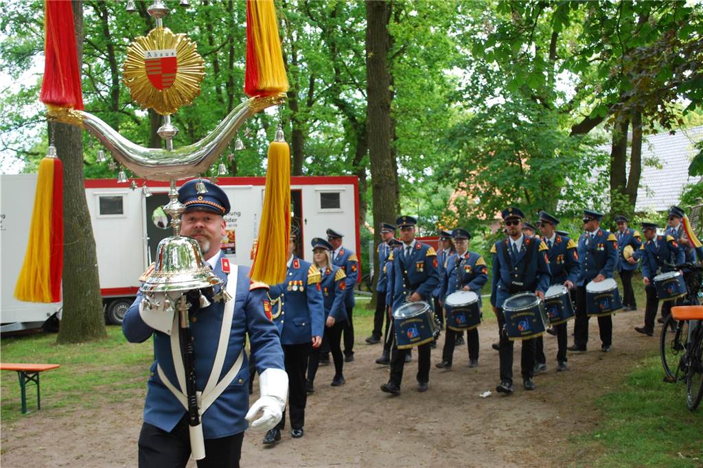 Fotostrecke vom Vogelschießen des Heimat- und Schützenvereins: Heeker bejubeln neuen König