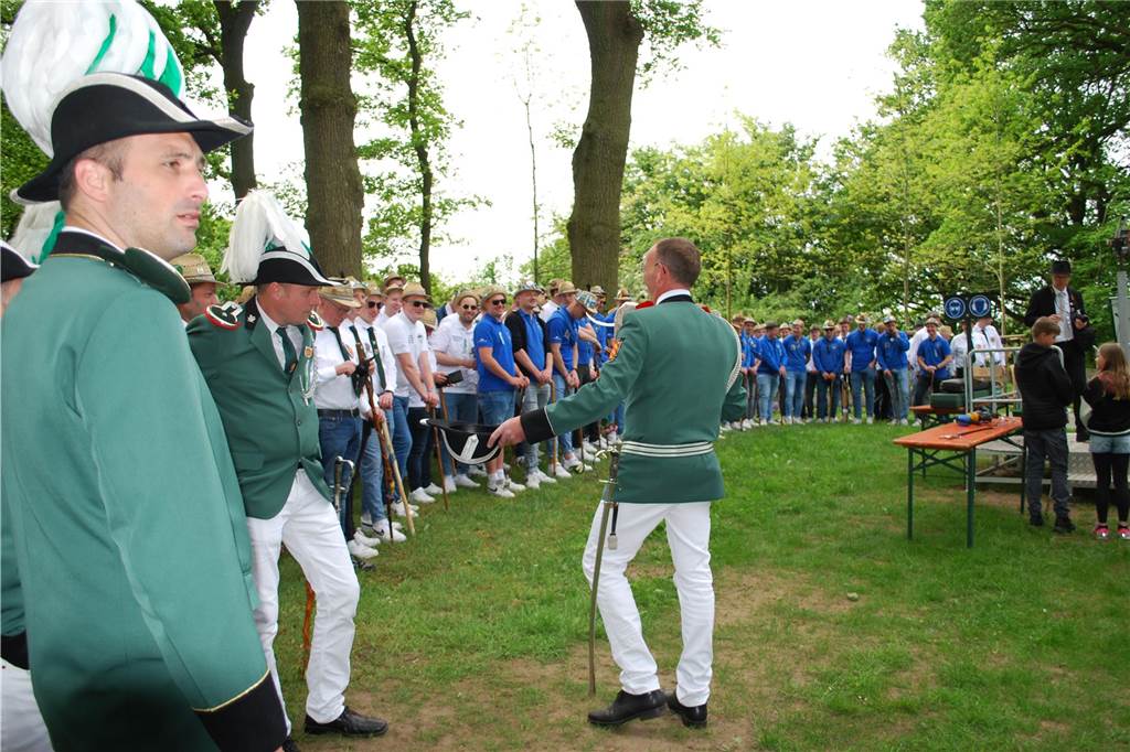 Fotostrecke vom Vogelschießen des Heimat- und Schützenvereins: Heeker bejubeln neuen König