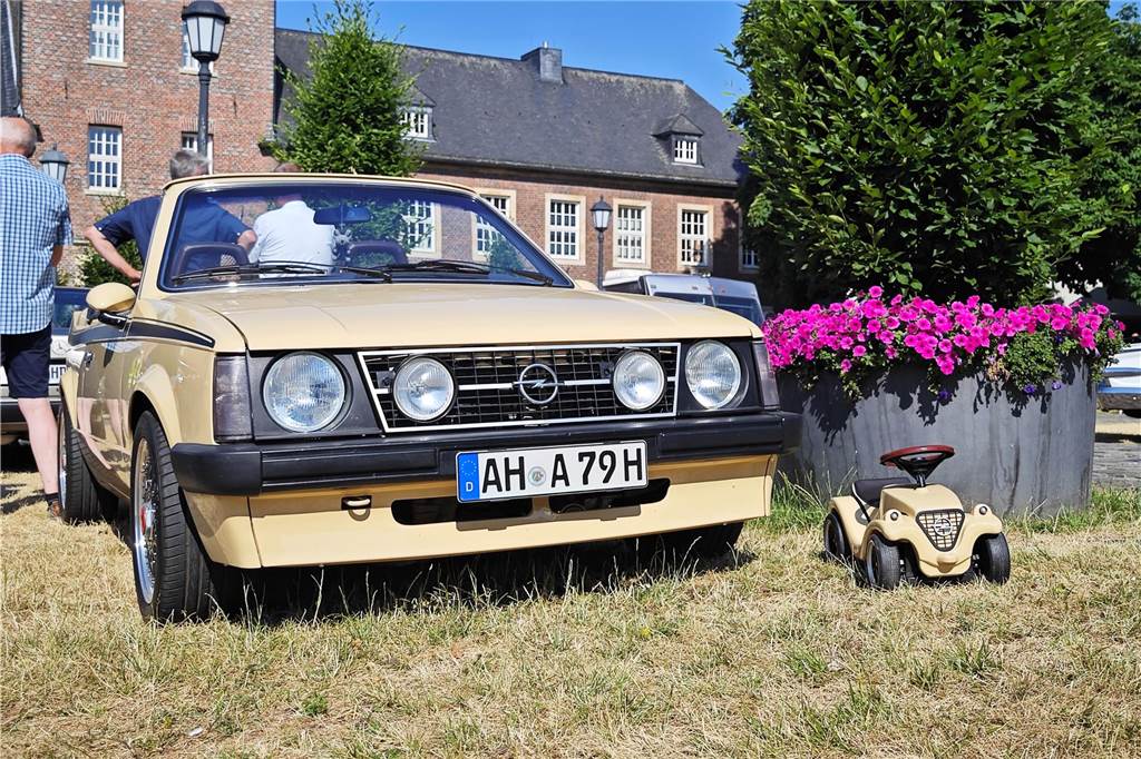 Zahlreiche Oldtimer und US-Cars beeindrucken die Besucher
