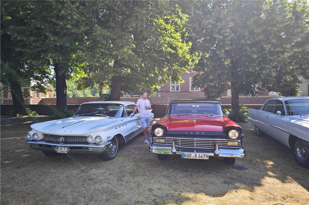 Zahlreiche Oldtimer und US-Cars beeindrucken die Besucher