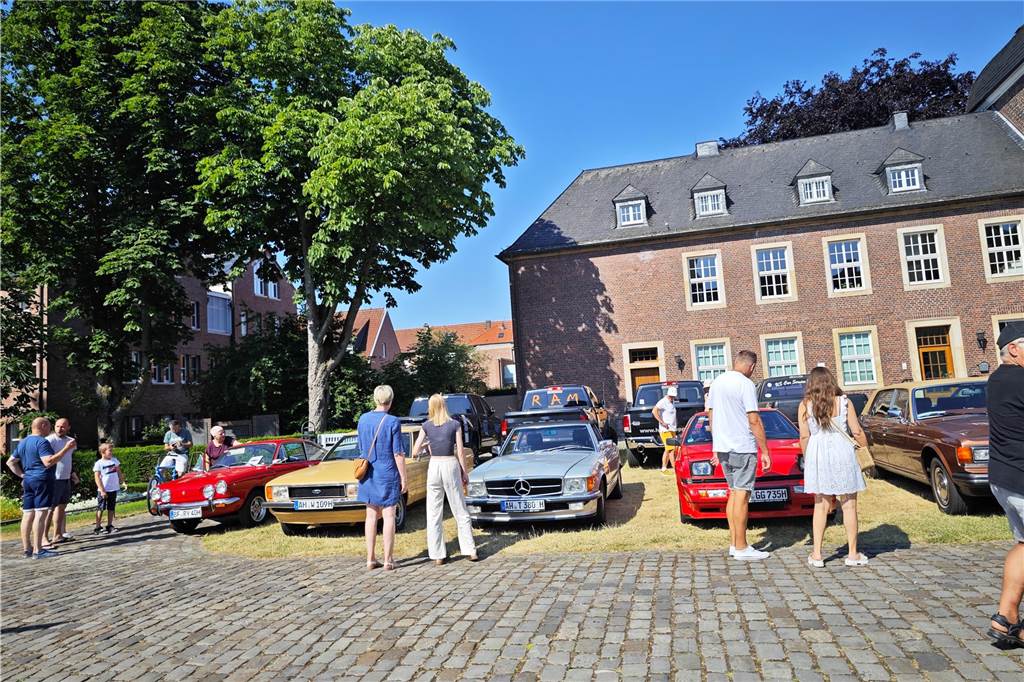 Zahlreiche Oldtimer und US-Cars beeindrucken die Besucher