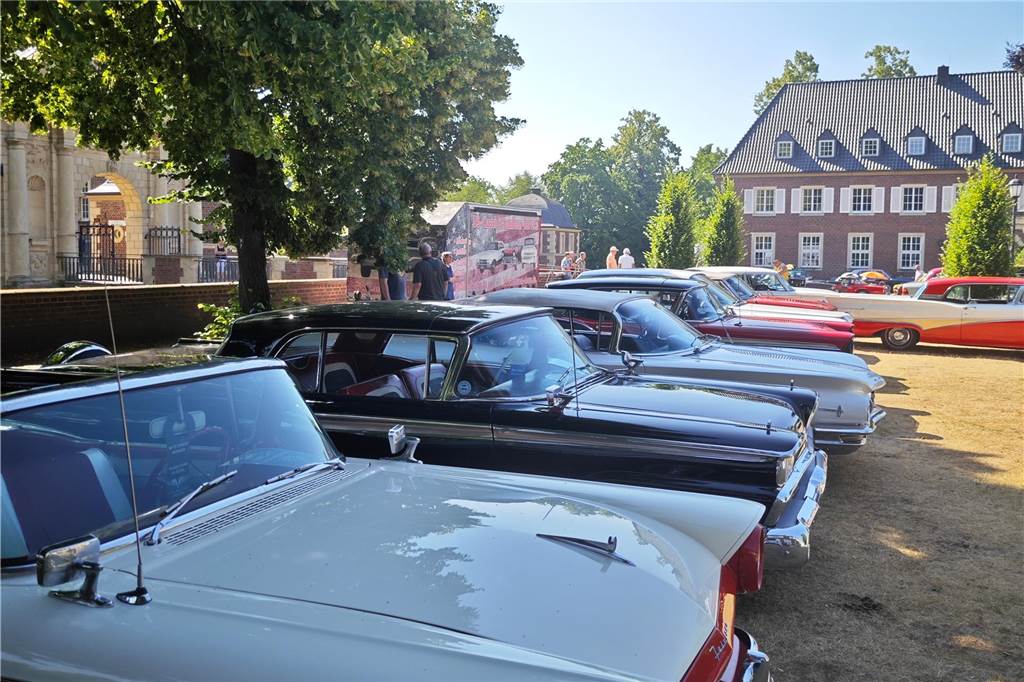 Zahlreiche Oldtimer und US-Cars beeindrucken die Besucher