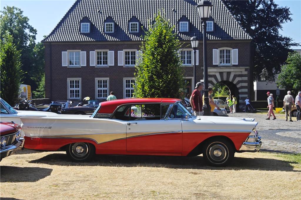 Zahlreiche Oldtimer und US-Cars beeindrucken die Besucher