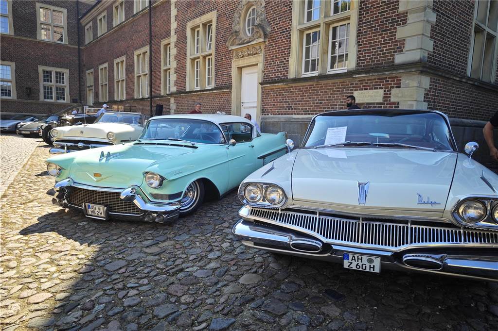 Zahlreiche Oldtimer und US-Cars beeindrucken die Besucher