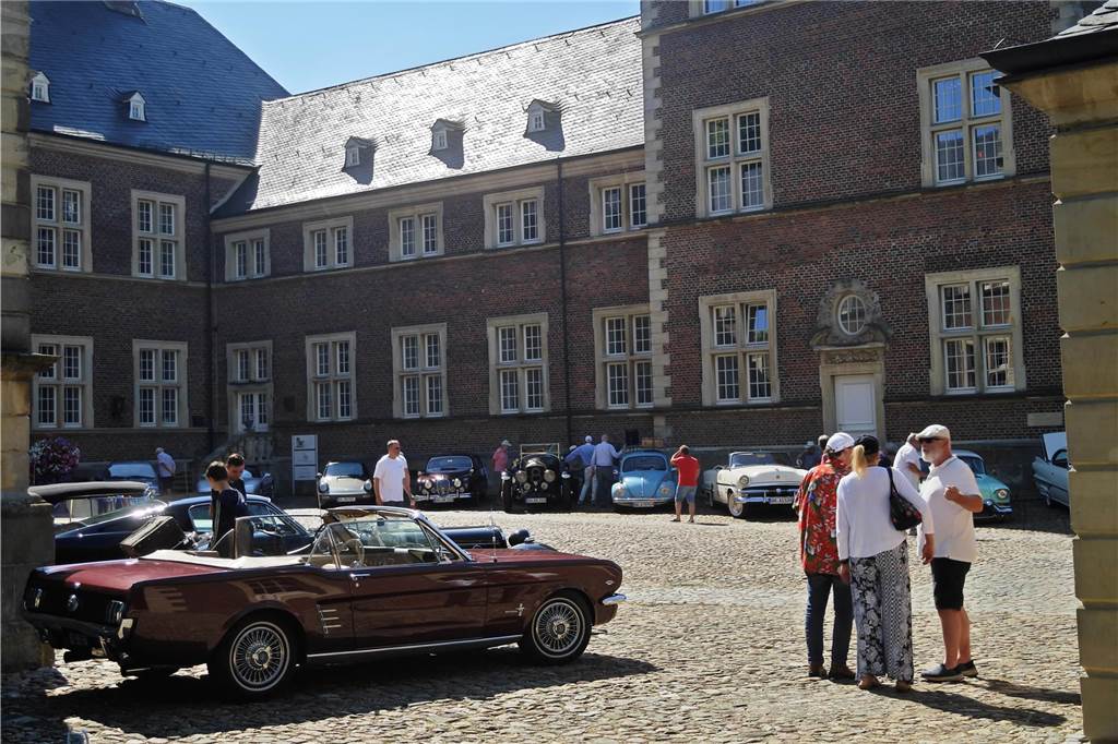 Zahlreiche Oldtimer und US-Cars beeindrucken die Besucher