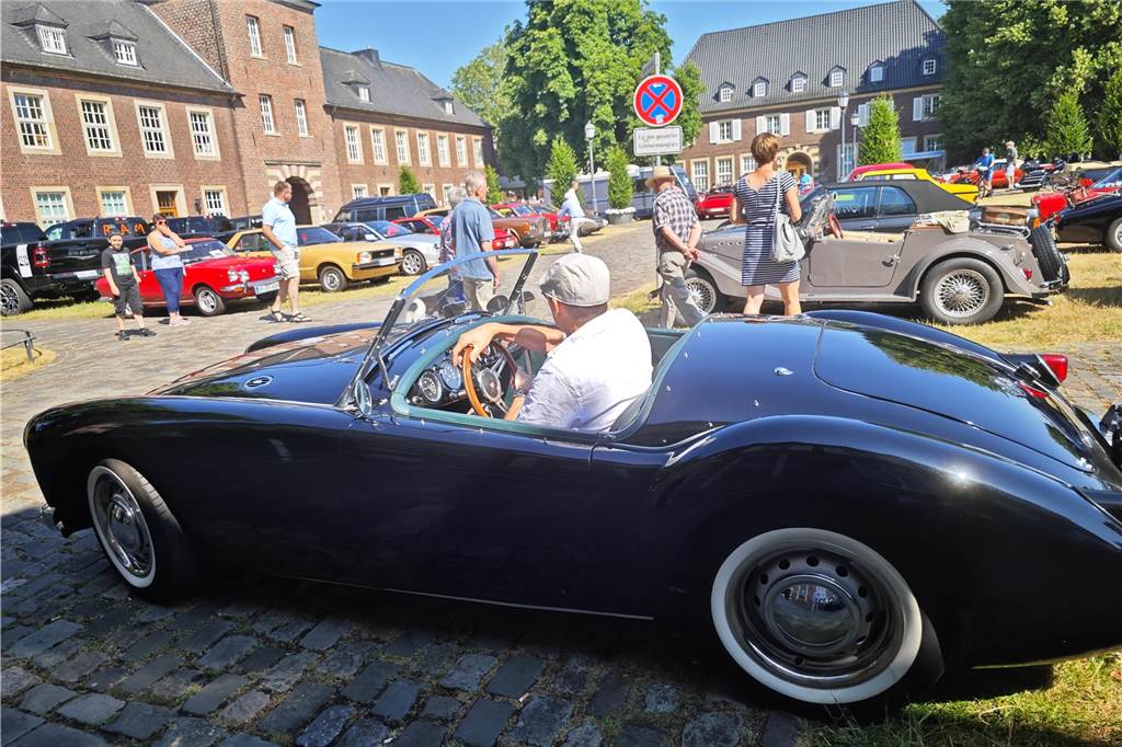 Zahlreiche Oldtimer und US-Cars beeindrucken die Besucher