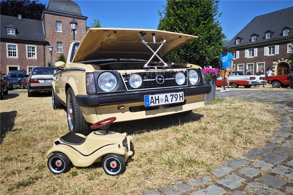 Zahlreiche Oldtimer und US-Cars beeindrucken die Besucher