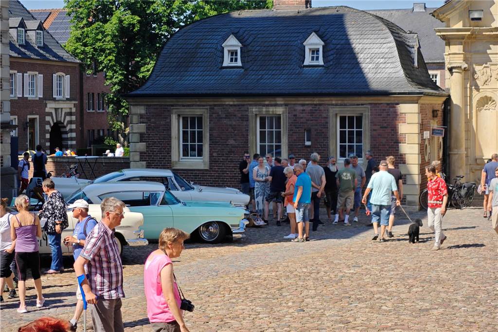 Zahlreiche Oldtimer und US-Cars beeindrucken die Besucher