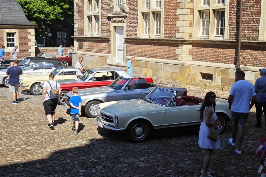 Zahlreiche Oldtimer und US-Cars beeindrucken die Besucher