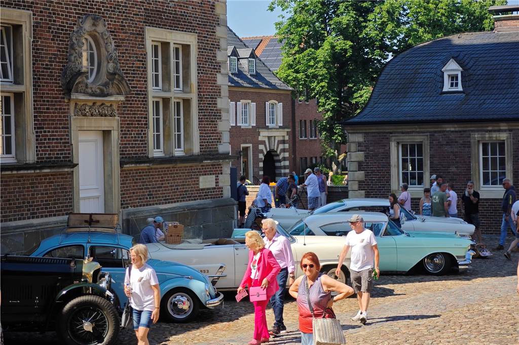 Zahlreiche Oldtimer und US-Cars beeindrucken die Besucher