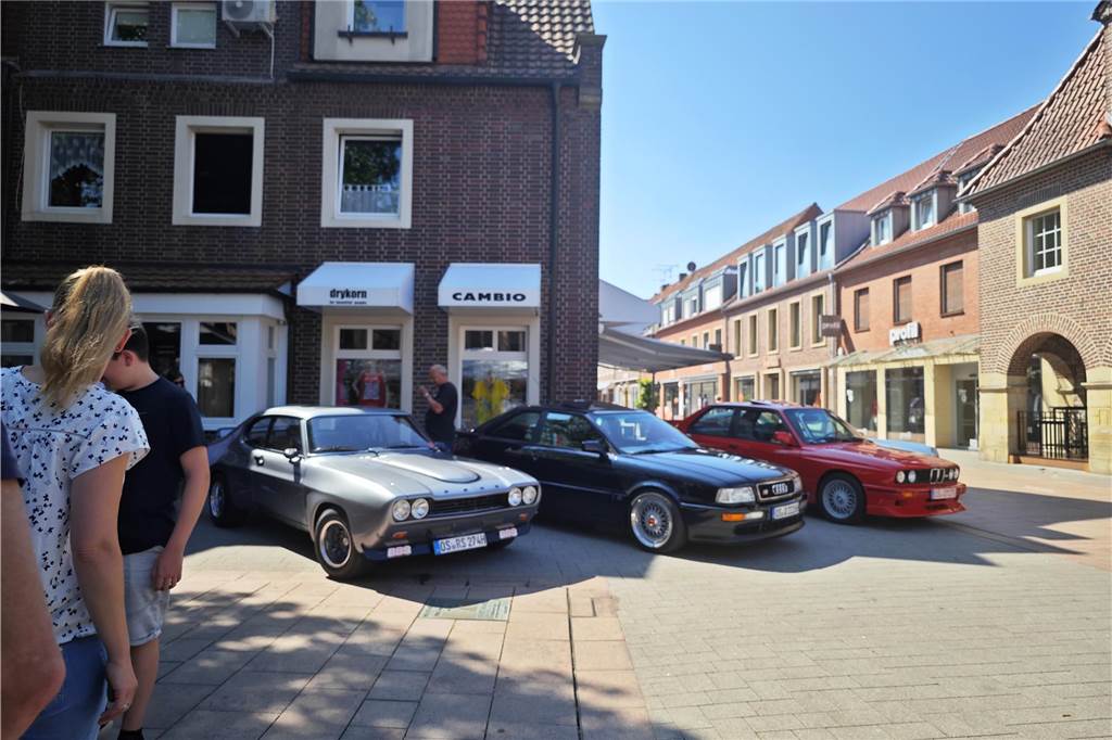 Zahlreiche Oldtimer und US-Cars beeindrucken die Besucher
