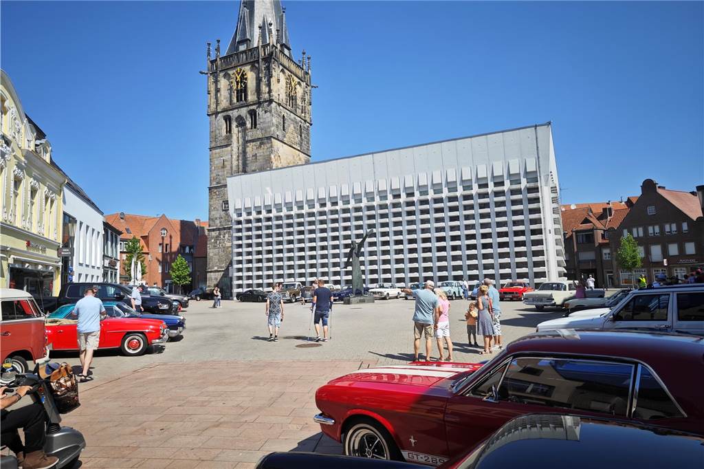 Zahlreiche Oldtimer und US-Cars beeindrucken die Besucher