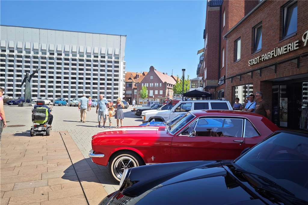 Zahlreiche Oldtimer und US-Cars beeindrucken die Besucher