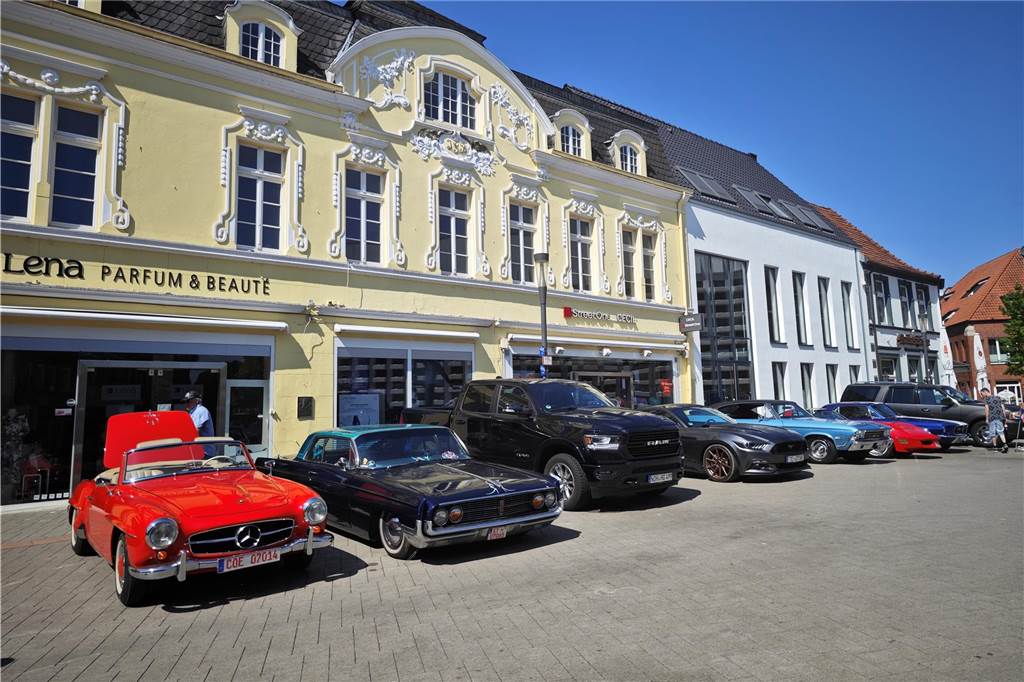 Zahlreiche Oldtimer und US-Cars beeindrucken die Besucher