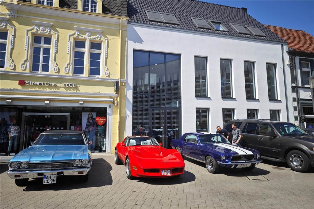 Zahlreiche Oldtimer und US-Cars beeindrucken die Besucher