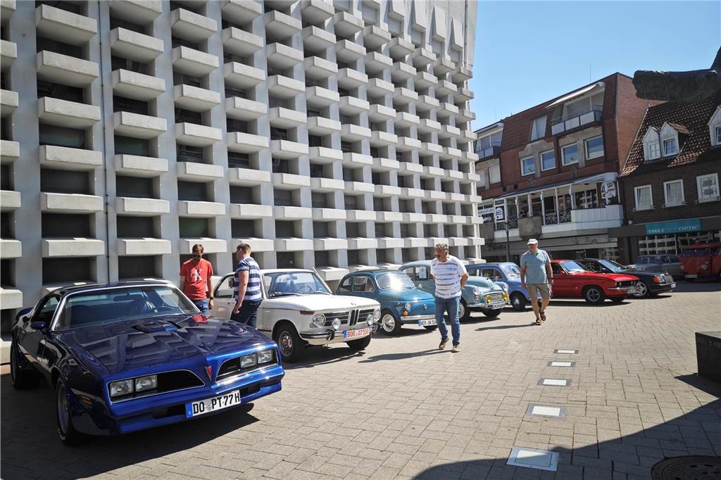 Zahlreiche Oldtimer und US-Cars beeindrucken die Besucher