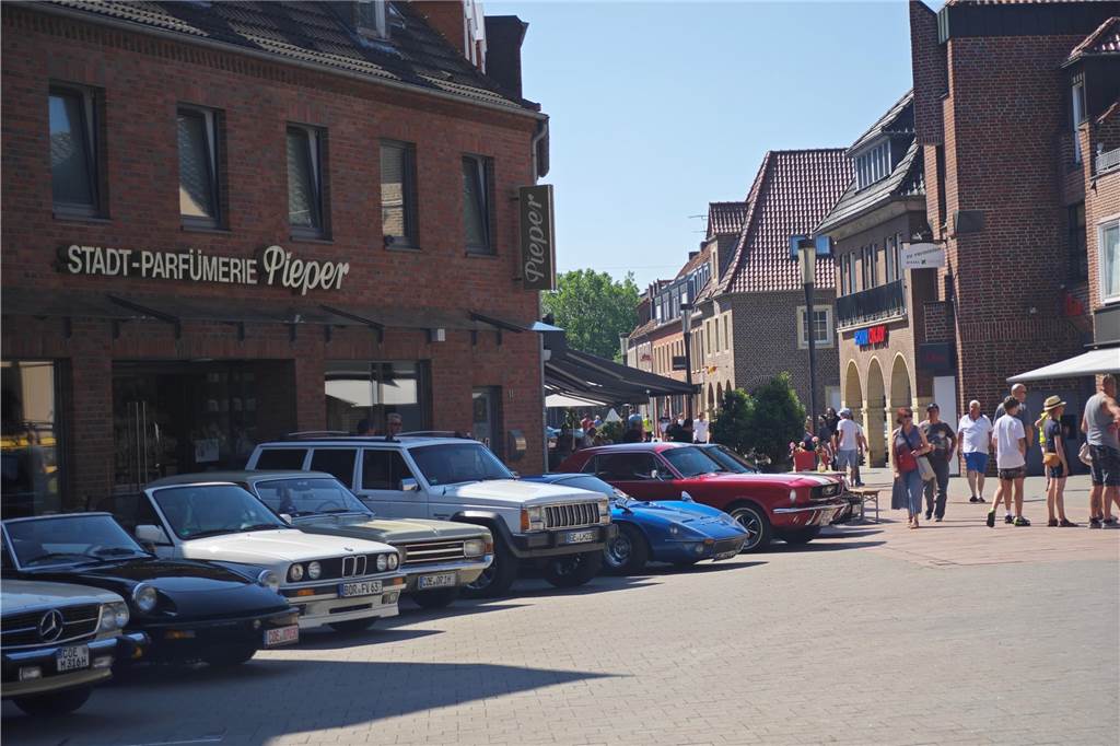 Zahlreiche Oldtimer und US-Cars beeindrucken die Besucher