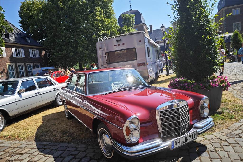 Zahlreiche Oldtimer und US-Cars beeindrucken die Besucher