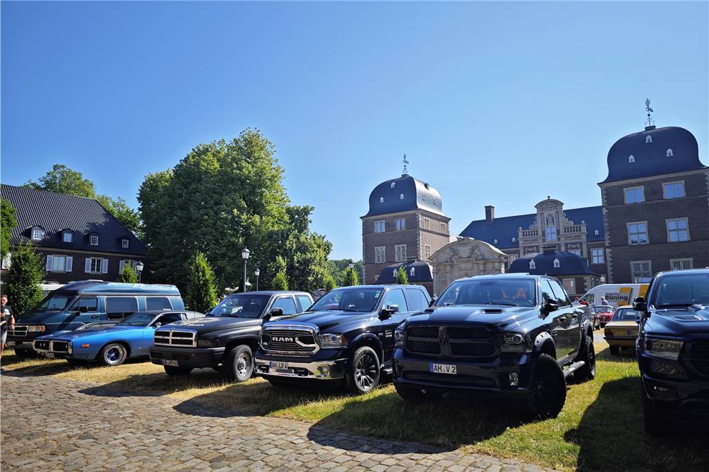 Zahlreiche Oldtimer und US-Cars beeindrucken die Besucher
