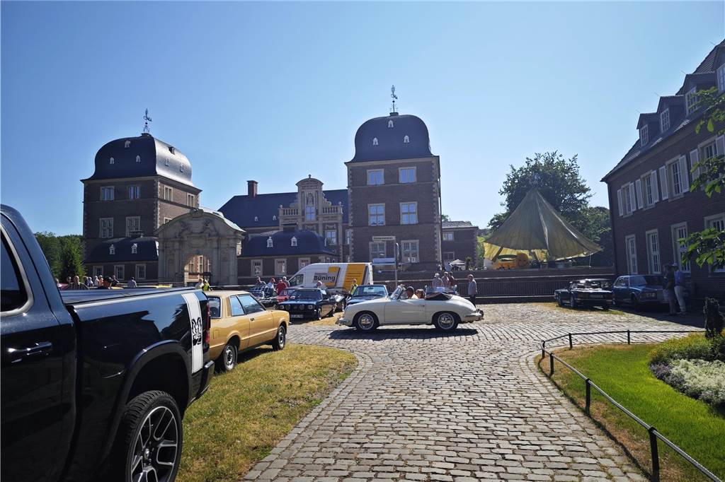 Zahlreiche Oldtimer und US-Cars beeindrucken die Besucher