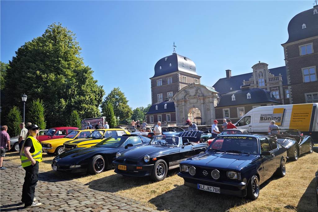 Zahlreiche Oldtimer und US-Cars beeindrucken die Besucher