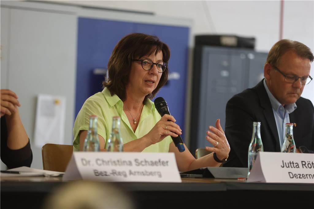 Zeltstadt-Versammlung: Politik und Polizei stellen sich Bürgerfragen