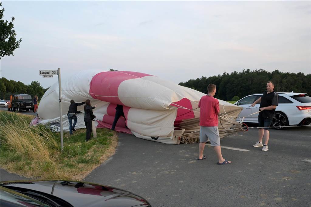 Überraschung zwischen Lünen und Selm: Heißluftballon landet auf Lünener Straße - Verkehr unterbrochen
