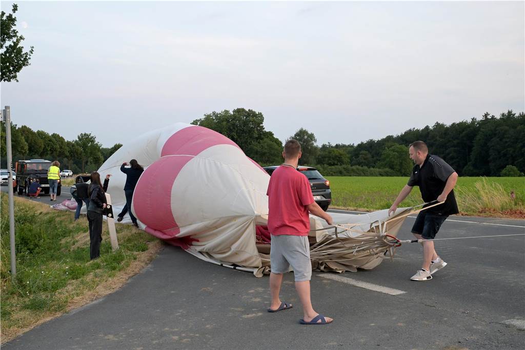 Überraschung zwischen Lünen und Selm: Heißluftballon landet auf Lünener Straße - Verkehr unterbrochen