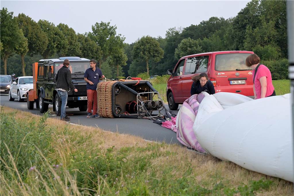 Überraschung zwischen Lünen und Selm: Heißluftballon landet auf Lünener Straße - Verkehr unterbrochen