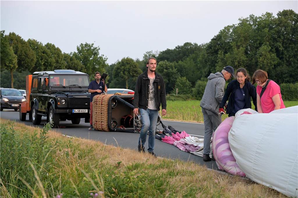 Überraschung zwischen Lünen und Selm: Heißluftballon landet auf Lünener Straße - Verkehr unterbrochen