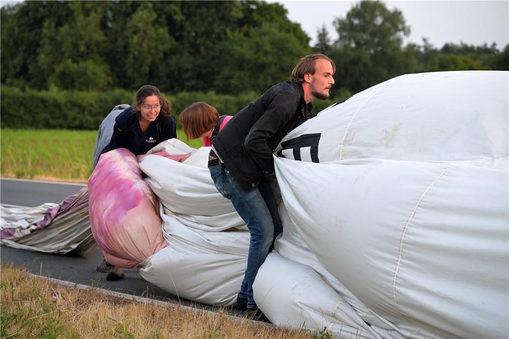 Überraschung zwischen Lünen und Selm: Heißluftballon landet auf Lünener Straße - Verkehr unterbrochen