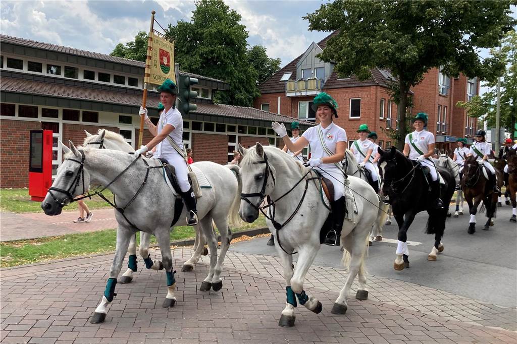 Zwei Gilden begegnen sich: Bilder vom großen Umzug in Schermbeck