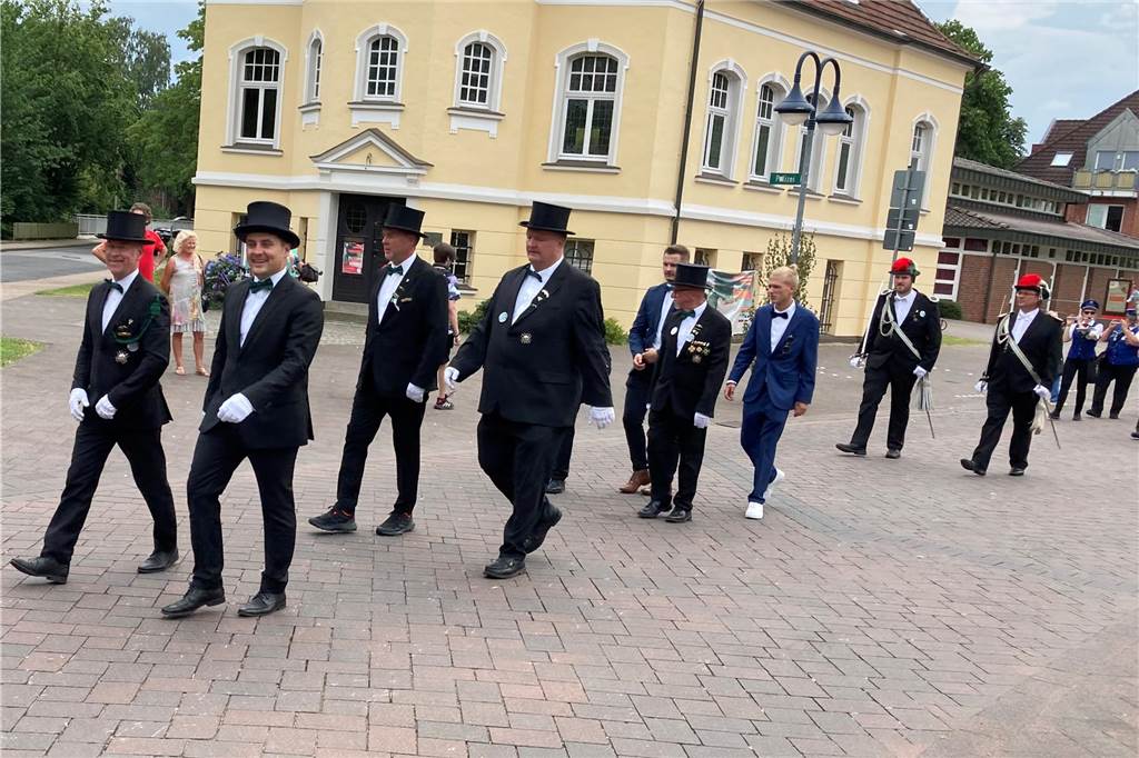 Zwei Gilden begegnen sich: Bilder vom großen Umzug in Schermbeck