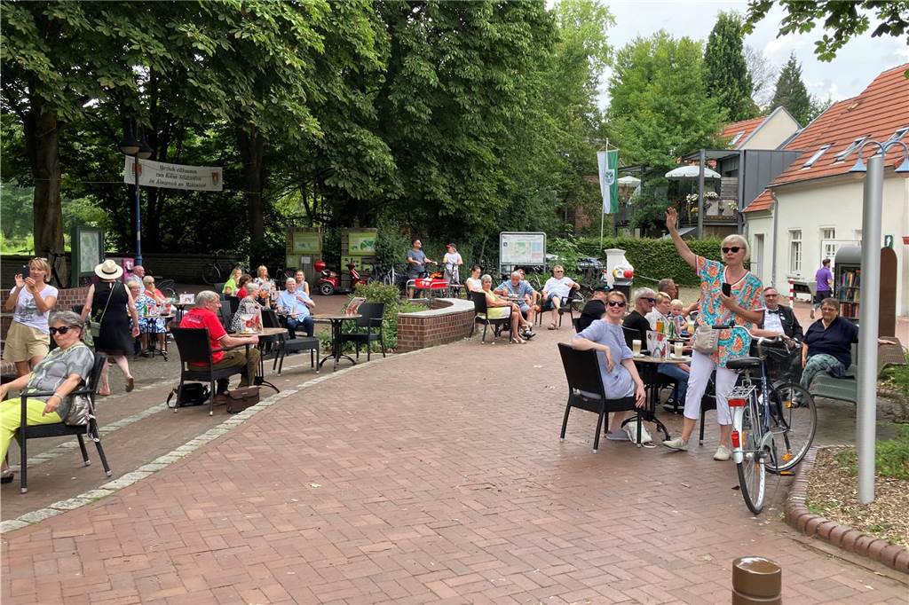 Zwei Gilden begegnen sich: Bilder vom großen Umzug in Schermbeck