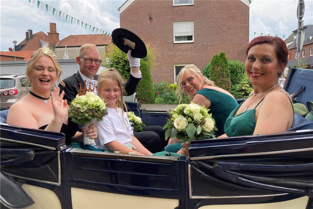 Zwei Gilden begegnen sich: Bilder vom großen Umzug in Schermbeck