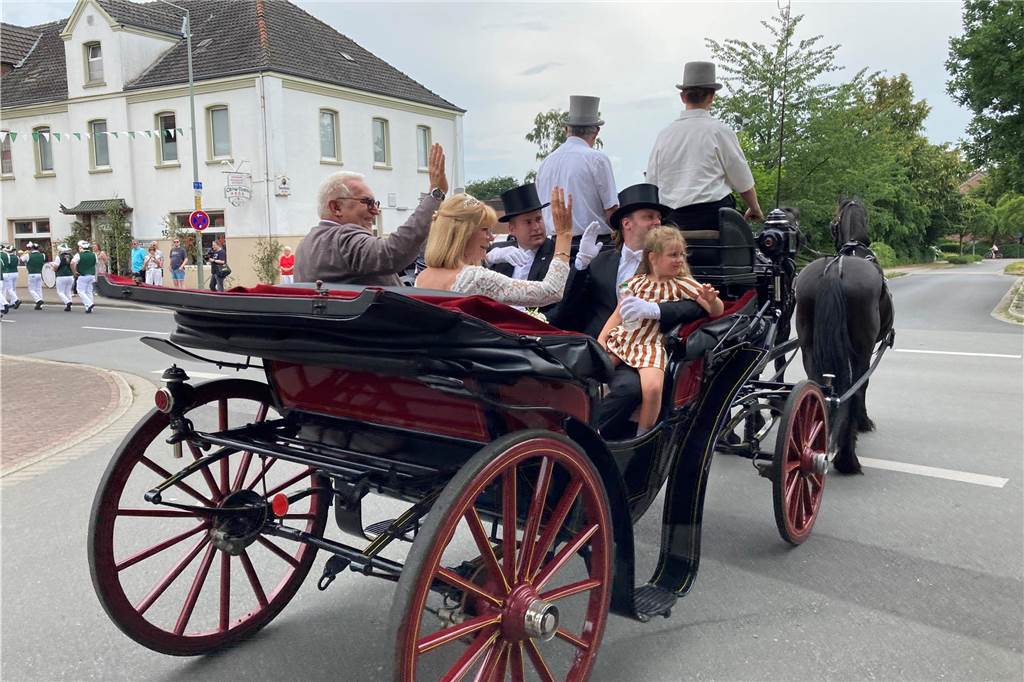 Zwei Gilden begegnen sich: Bilder vom großen Umzug in Schermbeck