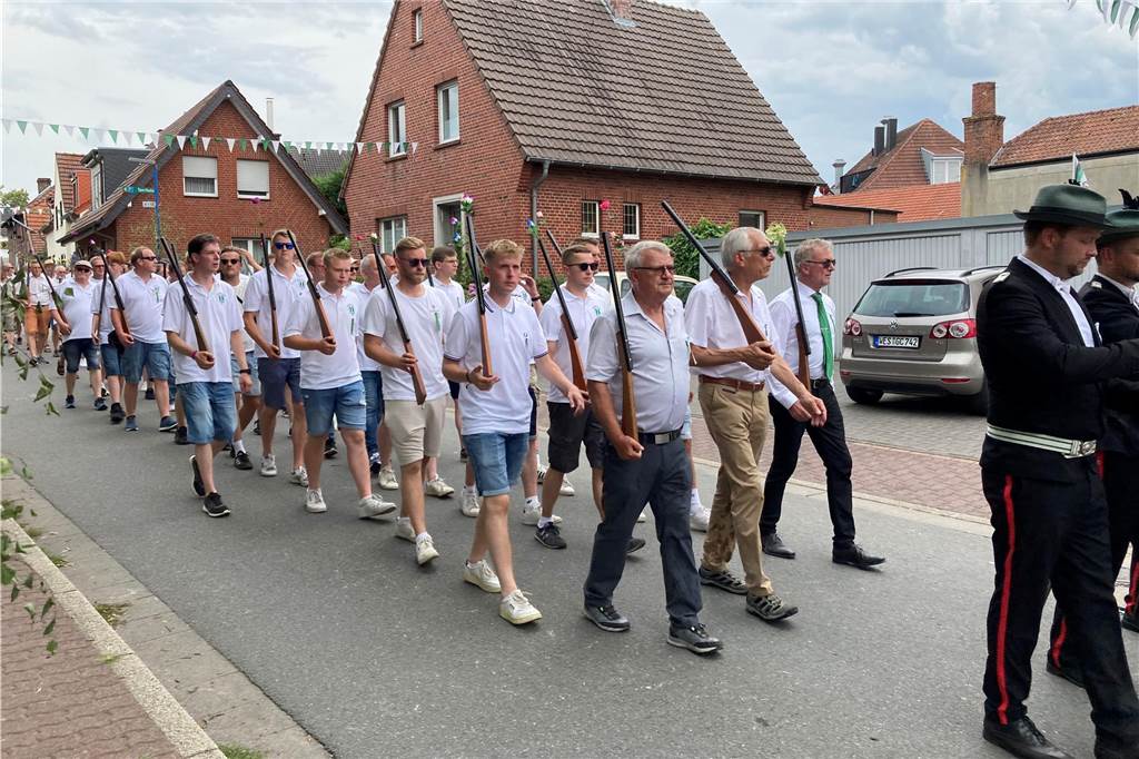 Zwei Gilden begegnen sich: Bilder vom großen Umzug in Schermbeck
